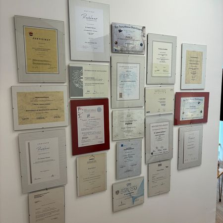 Urkunden und Auszeichnungen hängen an der Wand